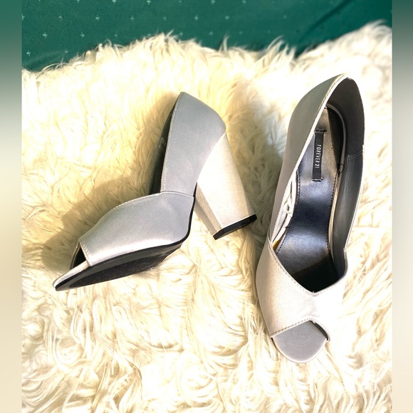 Silver shoes Size 9. - Picture 13 of 14